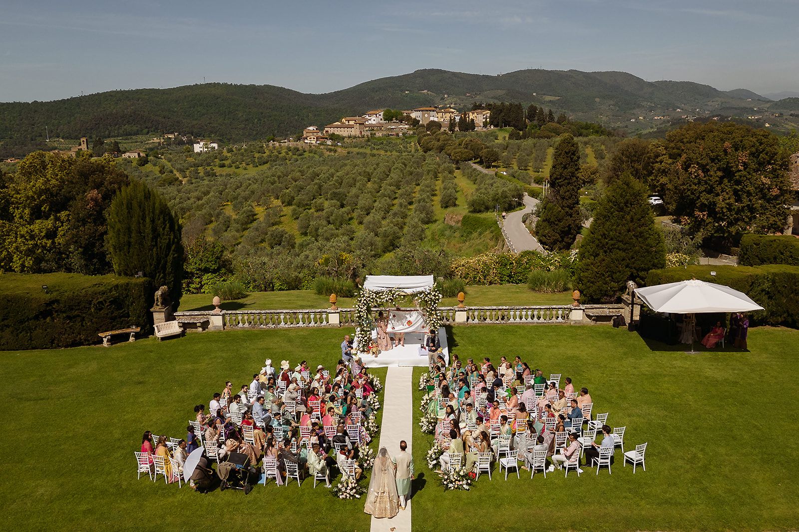 Payal and Shyam's Hindu wedding in Tuscany - The Different Twins